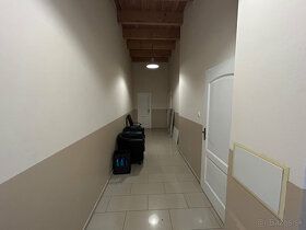 Na prenájom PEKNÝ OBCHODNÝ priestor vhodný na SLUŽBY,PREDAJŇ