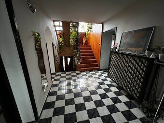 Ponúkam na predaj 30 ročný, 3-podlažný, 5-izbový rodinný dom