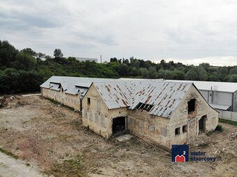 Predaj pozemku so staršou murovanou halou o výmere 3560 m2. 