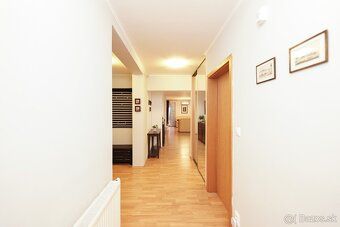 Moderný 4-izbový bungalov s garážou a veľkou záhradou – Kvet