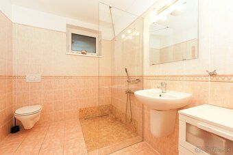 Moderný 4-izbový bungalov s garážou a veľkou záhradou – Kvet
