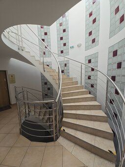Ponúkame do prenájmu peknú kanceláriu v historickom centre Ž