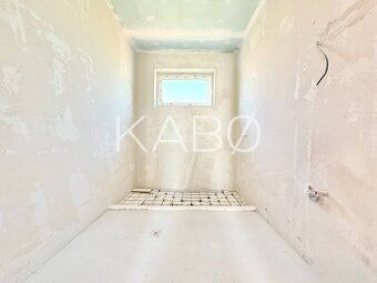 KABØ real estate Vám ponúka na predaj 4i rodinný dom v novov