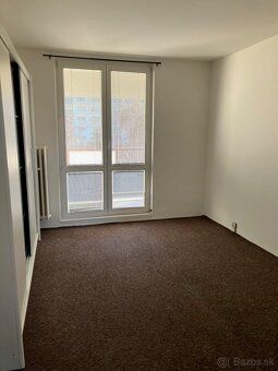 Prenajmem 2 izbovy byt s balkonom, vymera 51m2. Byt sa nacha