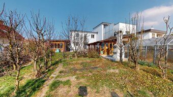 AVE estate Vám ponúka na predaj priestranný 5,5-izbový rodin