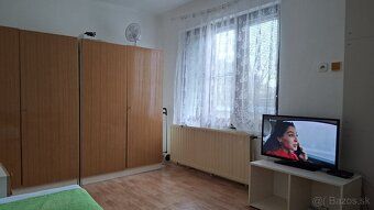 Ponúkam na predaj priestranný, dvojgeneračný rodinný dom v o