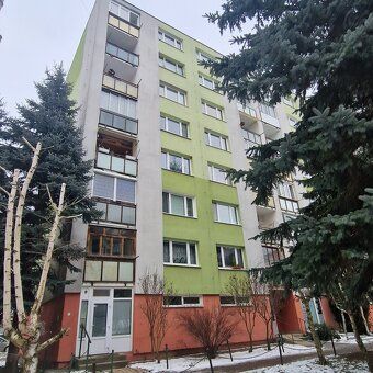 Predám kompletne zariadený 3-izbový byt s loggiou o výmere 7