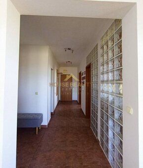 Veľký, priestranný 2 izbový byt, balkón, šatník.
PONUKA BYTU