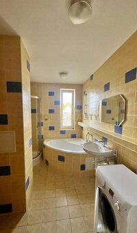 Veľký, priestranný 2 izbový byt, balkón, šatník.
PONUKA BYTU