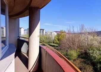 Veľký, priestranný 2 izbový byt, balkón, šatník.
PONUKA BYTU