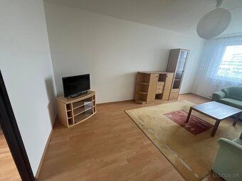 Ponúkame na prenájom priestranný 4 izbový byt vo výbornej lo