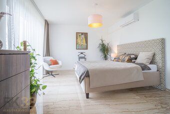 Tento exkluzívny 5-izbový apartmán sa nachádza v tichej a ži