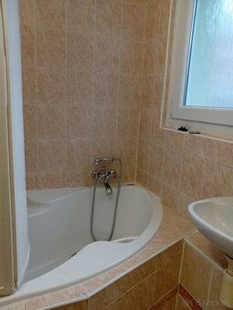 Ponúkame na dlhodobý prenájom nezariadený 3 izbový byt s bal