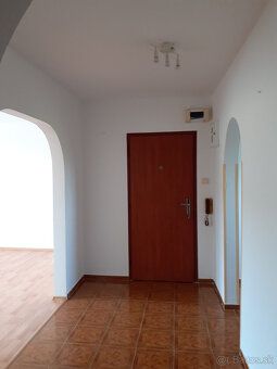 Ponúkame na dlhodobý prenájom nezariadený 3 izbový byt s bal
