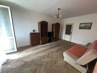 Ponúkame na prenájom priestranný, zariadený, čiastočne zreko