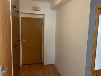 Ponúkame na prenájom priestranný, slnečný, čiastočne zariade