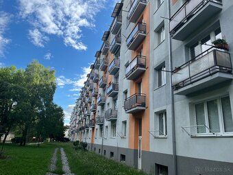 Ponúkame na predaj priestranný dvojizbový byt v Trenčíne na 