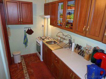 Byt s výmerou 78 m² sa nachádza polo prízemí pozostáva z veľ