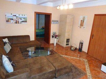 Byt s výmerou 78 m² sa nachádza polo prízemí pozostáva z veľ