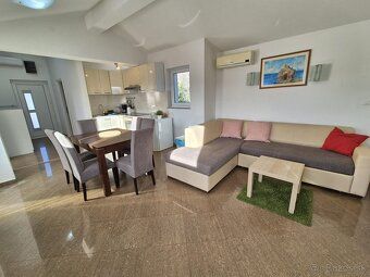 Záliv Soline, ostrov Krk, na predaj apartmán o rozlohe 55 m2