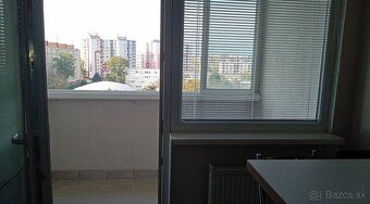 POPIS BYTU: Ponúkame Vám na prenájom priestranný 4 izbový by
