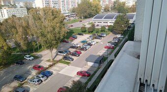POPIS BYTU: Ponúkame Vám na prenájom priestranný 4 izbový by
