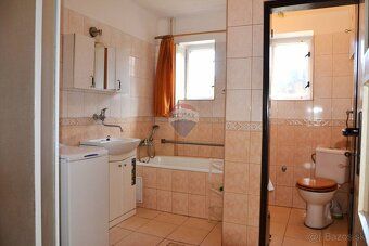 RK RE/MAX Vám ponúka na predaj dvojpodlažný, 6 - izbový, pod