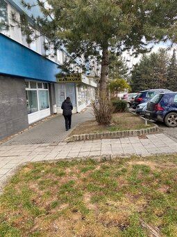 Dáme do prenájmu 30m2 priestor pre obchod, služby v centre P