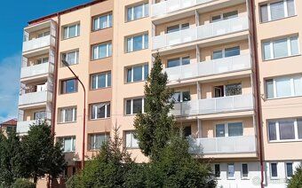 Ponúkam na predaj veľký slnečný 2 izbový byt s balkónom v ob
