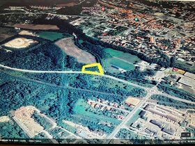 Predám pozemok v Rožňave veľkosť pozemku 4550 m². Pozemok je