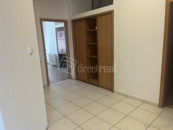 Administratívne priestory na prízemí bytového domu
Popis: Pr