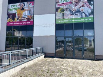 Prenajmeme obchodný priesor v Living centre na Solinkách, Ži