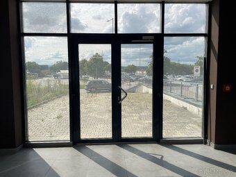 Prenajmeme obchodný priesor v Living centre na Solinkách, Ži