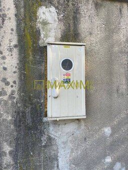 Ponúkame na predaj garáž s nabíjaním pre elektromobil a mont