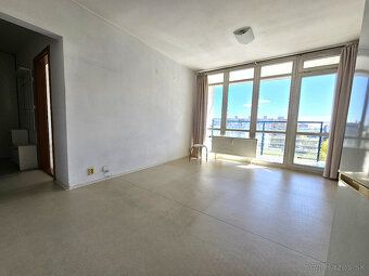 Ponúkame na prenájom 2 izbový byt na Zádunajskej ceste č. 8 