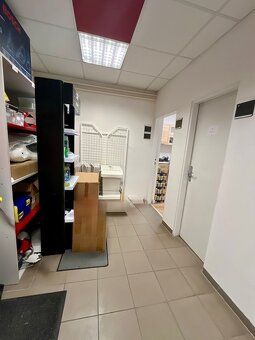 Veľkorysý obchodný / kancelársky priestor 249 m² s parkovaní