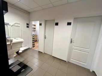 Veľkorysý obchodný / kancelársky priestor 249 m² s parkovaní