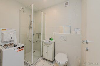 Ponúkame na predaj modernú modulovú polyfunkčnú budovu s 3 p