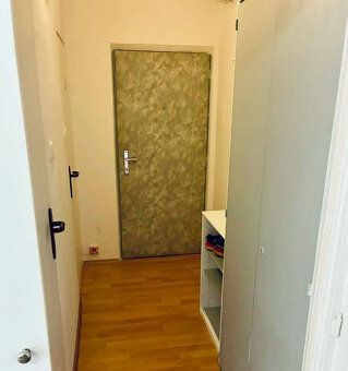 Popis • 1 izbový byt • úžitk. plocha 32m2 • 3. poschodie/6 •