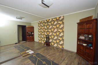 Ponúkame na predaj priestranný, tehlový 5-izbový rodinný dom