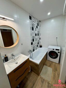 Ponúkame na predaj moderne zrekonštruovaný a plne zariadený 