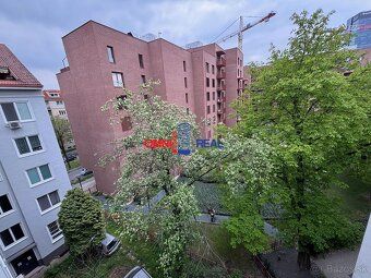 Ponúkame na predaj 2 izbový byt na Dulovom námesti v lokalit