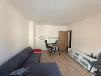 Predám priestranný a svetlý  2-izbový tehlový byt na vyhľadá