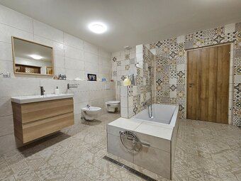 Plocha domu:
225 m²
Vlastnosti nehnuteľnosti Plocha pozemku: