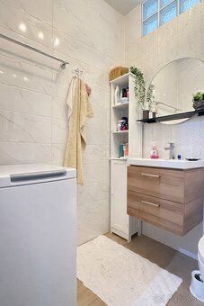 Ponúkame na predaj svetlý a priestranný 2 izbový byt s loggi