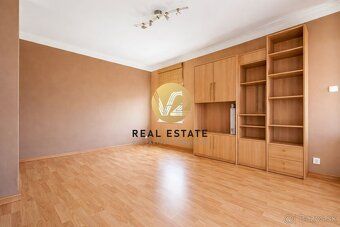 Maroš Vereš +421 904 086 200 e-mail: maros.veres@v2realestat