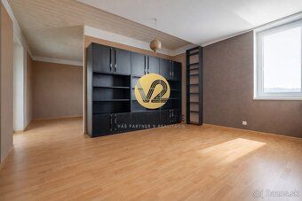 Maroš Vereš +421 904 086 200 e-mail: maros.veres@v2realestat