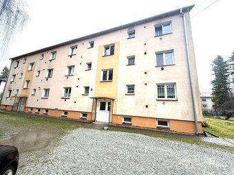 Byt sa nachádza v tehlovej bytovke s priestranným balkónom, 