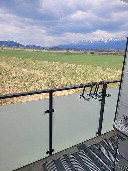Byt sa nachádza v modernom bytovom dome a je ideálny pre jed