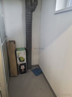 Byt sa nachádza v modernom bytovom dome a je ideálny pre jed